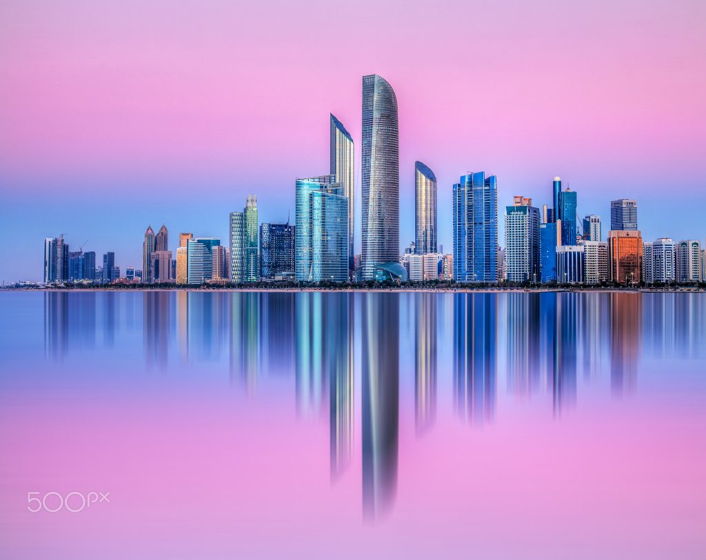 Lo skyline di Abu Dhabi. Foto: Wikimedia Commons free