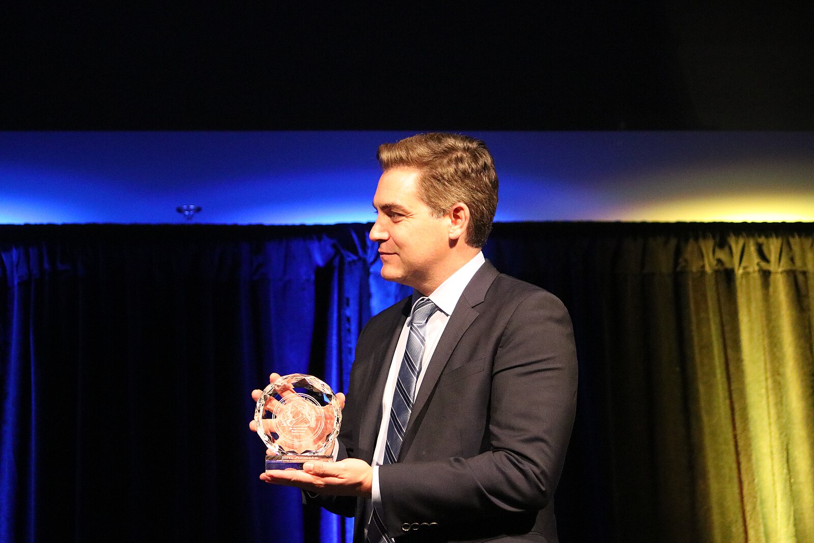 Jim Acosta ex Cnn 2018 free Wikimedia Commons_Hearst_Award_Presentation_-_Jim_Acosta_2