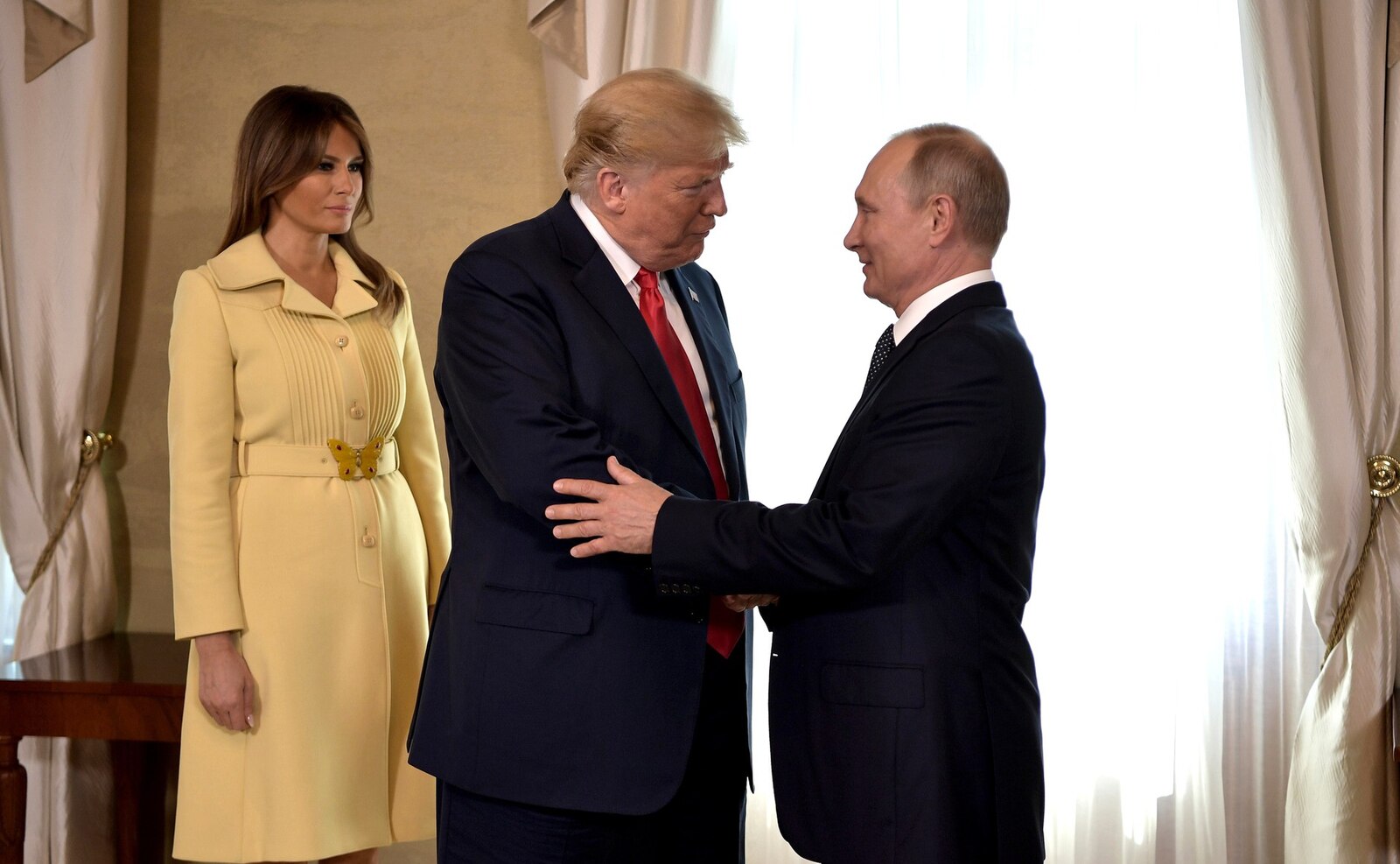 Melania Trump, First Lady degli Stati Uniti, Donald Trump, 45esimo e 47esimo presidente degli Stati Uniti e Vladimir Putin, presidente della Federazione Russa durante un incontro a Helsinki, in Finlandia, nel 2018. Foto: Wikimedia Commons.