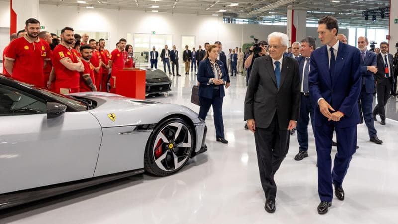 Maglia Rosa di Mediatrends al Presidente della Repubblica Sergio Mattarella per avere inaugurato ieri il nuovo e-building di Ferrari a Maranello