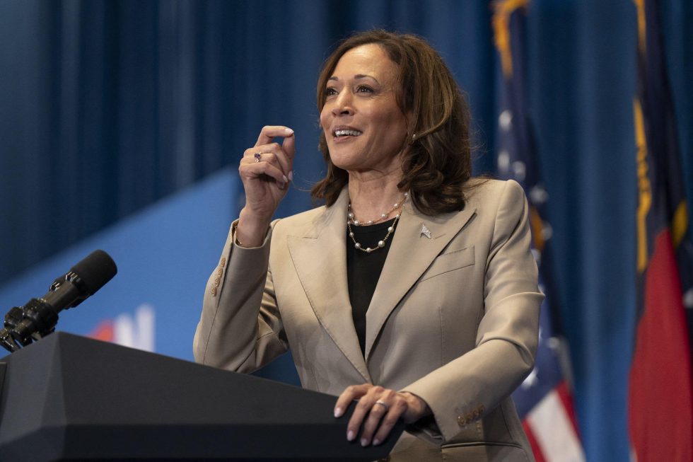 Kamala Harris su Twitch e WhatsApp