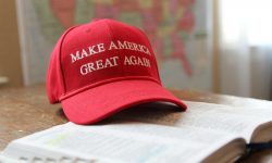 Trump_foto_MAGA_cappello_unsplash