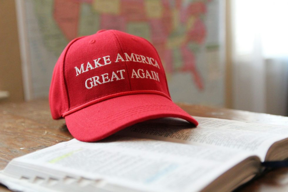 Trump_foto_MAGA_cappello_unsplash