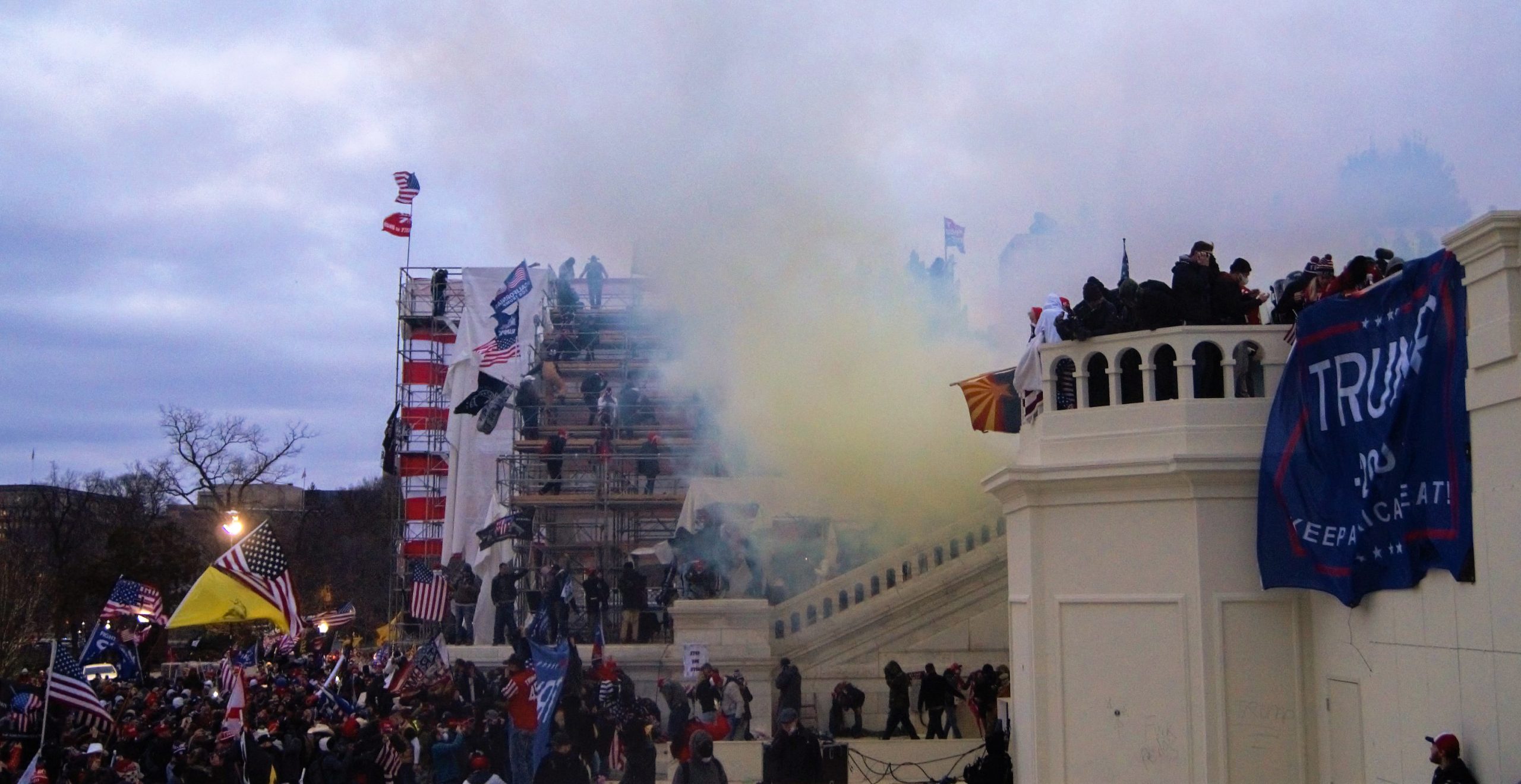 Tear_Gas_outside_United_States_Capitol_20210106 6 gennaio 6 January free to use Wikimedia