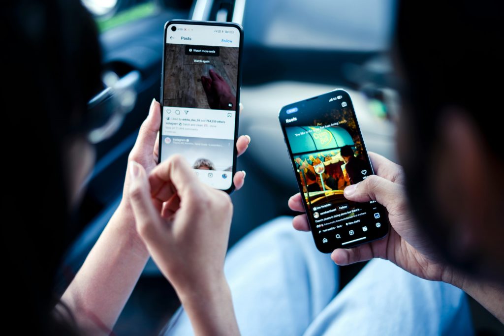 free-photo-of-couple-using-instagram-in-car