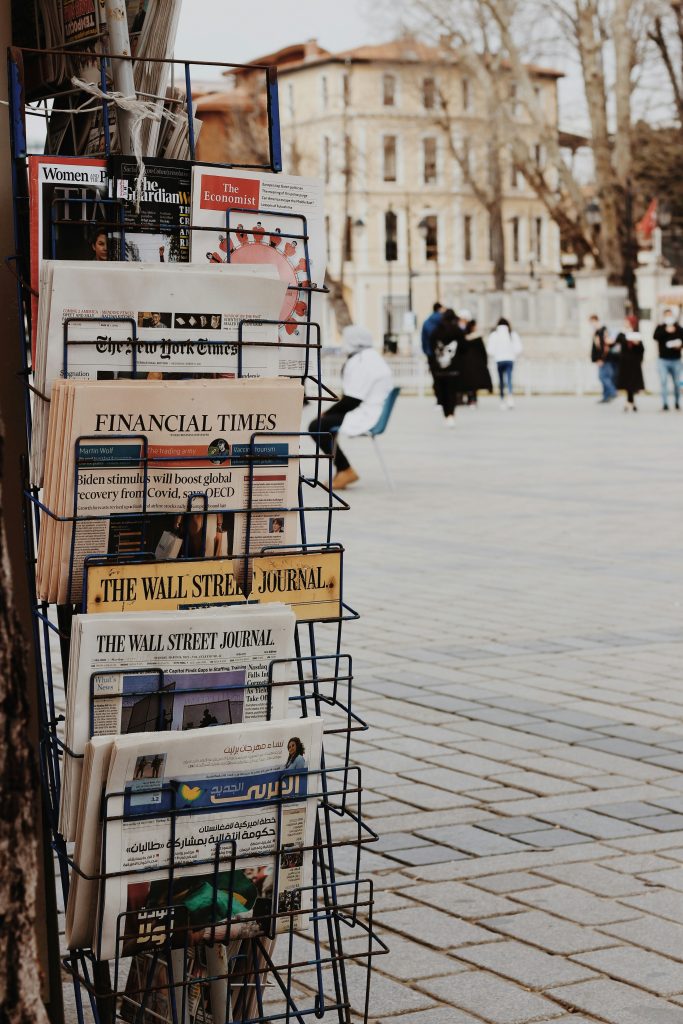 Foto giornali giornalismo free Unsplash