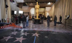 Oscar FMT Academy Awards preparation free 2025 Workers set up an Oscar statue on the red carpet on Saturday in preparation for the 97th Academy Awards in Hollywood. (AP pic) d04364e3-united-states-los-angeles-oscars-010325