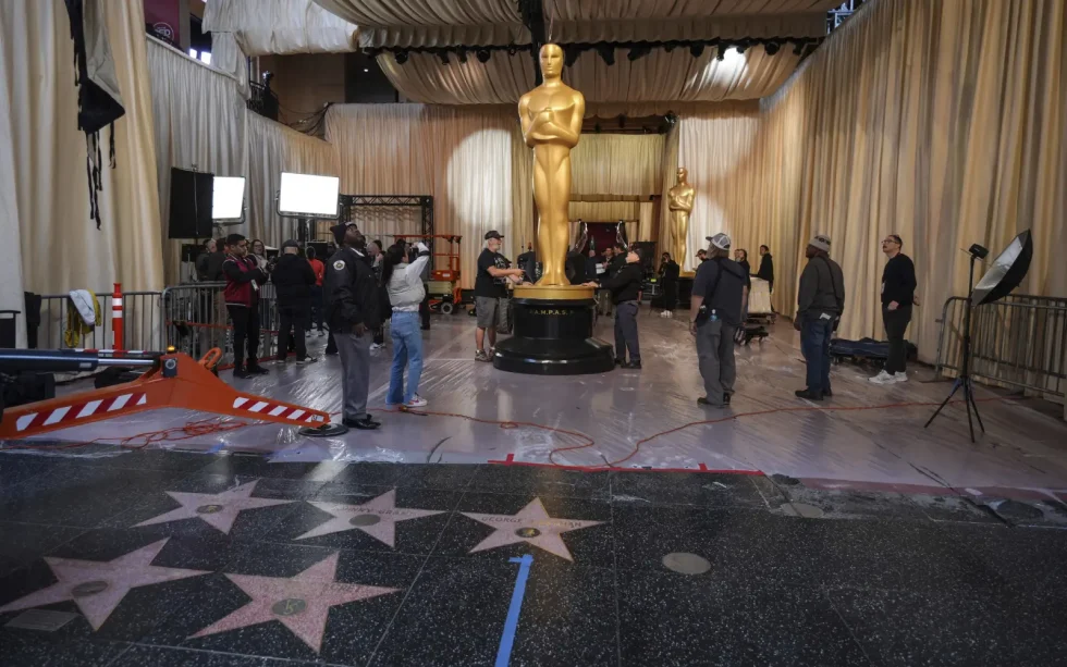 Oscar FMT Academy Awards preparation free 2025 Workers set up an Oscar statue on the red carpet on Saturday in preparation for the 97th Academy Awards in Hollywood. (AP pic) d04364e3-united-states-los-angeles-oscars-010325